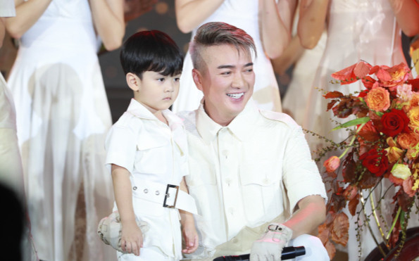 Đàm Vĩnh Hưng chính thức công khai con trai ruột, diện mạo giống bố 'y như đúc' Ảnh 2