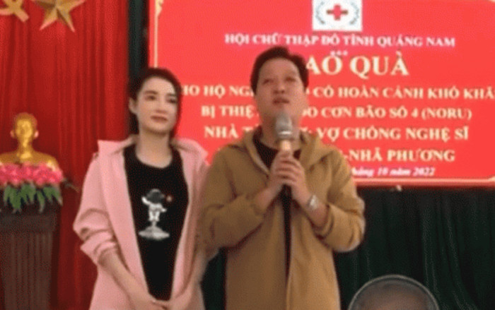 Vợ chồng Trường Giang Nhã Phương đến Quảng Nam hỗ trợ bà con sau lũ Ảnh 2