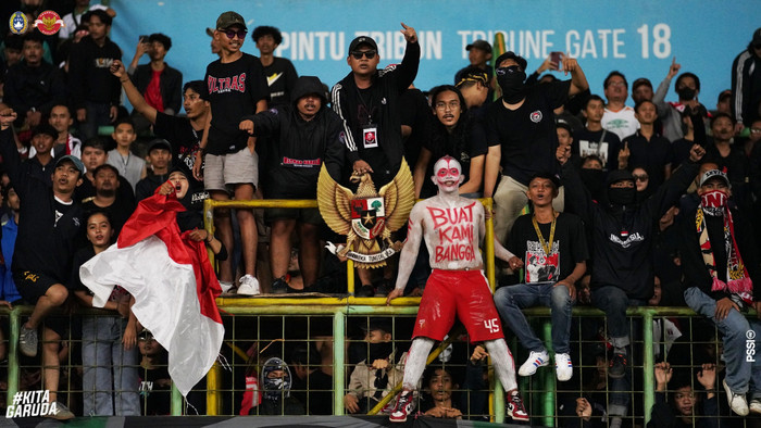 CĐV Indonesia cuồng nhiệt nhưng thường xuyên có các phản ứng xấu xí như ném đồ xuống sân.