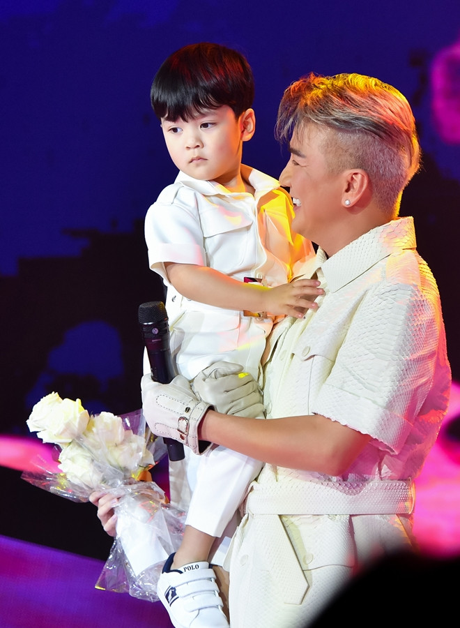 Đàm Vĩnh Hưng công khai con trai ruột tối 2/10.