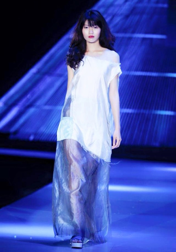 Hình ảnh Chế Nguyễn Quỳnh Châu ở tuổi 20 tại Tuần lễ Thời trang Quốc tế tại Việt Nam 2014 