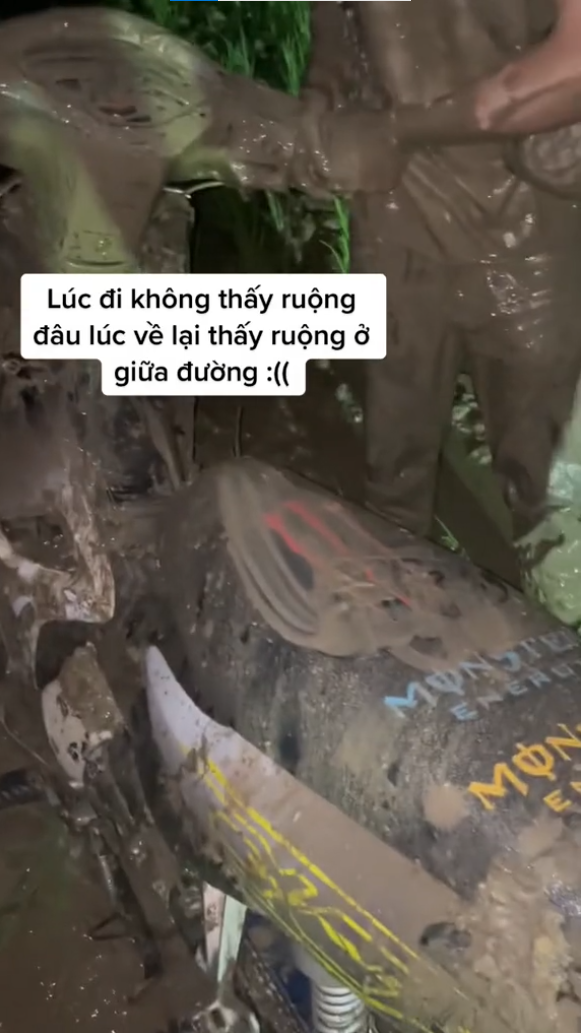 Chiếc xe máy nhãn hiệu wave alpha được 'nam thanh nữ tú' dán những dòng chữ 'monster' thể hiện đẳng cấp. (Ảnh: Chụp màn hình).