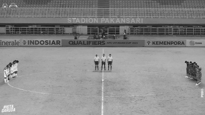  Hai đội dành một phút tưởng niệm về các khán giả đã chết trong cuộc bạo loạn tối ngày 1/10 ở giải vô địch quốc gia Indonesia.