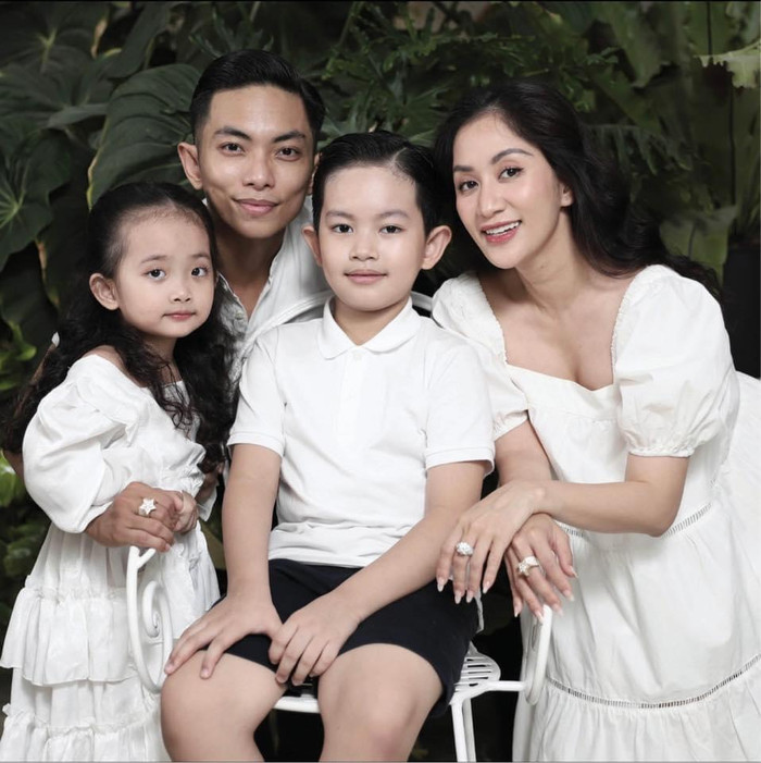 Họ có tổ ấm hạnh phúc bên hai nhóc tỳ 1 trai, 1 gái kháu khỉnh, dễ thương.