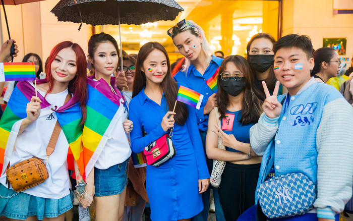 Hàng nghìn bạn trẻ hòa mình dưới cơn mưa lớn trong ngày hội dành cho cộng đồng LGBT Ảnh 2