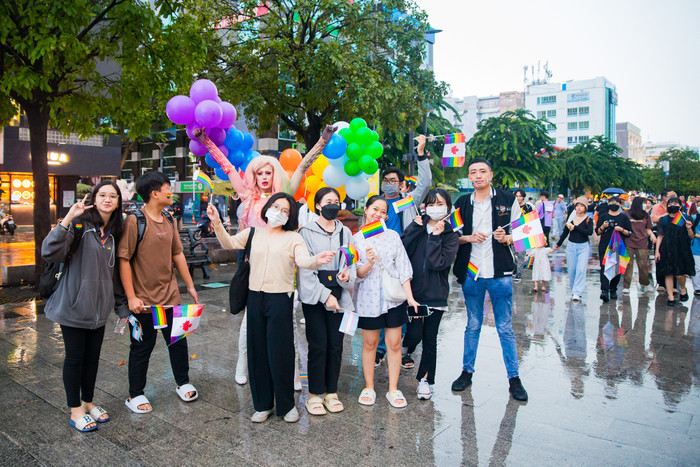 Hàng nghìn bạn trẻ hòa mình dưới cơn mưa lớn trong ngày hội dành cho cộng đồng LGBT Ảnh 8