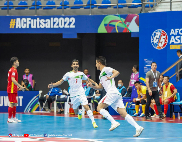 Iran ghi 4 bàn trong hiệp 1 với sức tấn công đúng nghĩa là đội tuyển futsal mạnh nhất châu Á. Ảnh: VFF