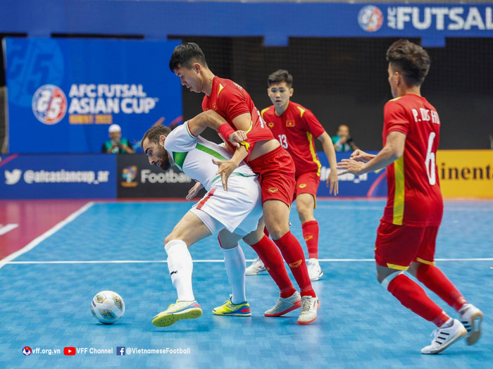 Việt Nam chỉ đứng vững trong 7 phút đầu tiên, sau đó Iran ghi bàn và liên tục khiến cho khung thành thủ môn Hồ Văn Ys chao đảo. Ảnh: VFF