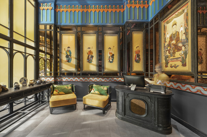 Bộ tranh Tố Nữ đồ thuộc thể loại tranh Tứ Bình cũng được trưng bày tại sảnh đón khách