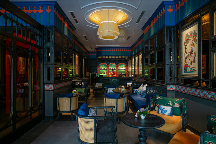 Không gian bên trong khách sạn trưng bày bộ sưu tập lên tới hơn 50 bức tranh Hàng Trống nghệ thuật 