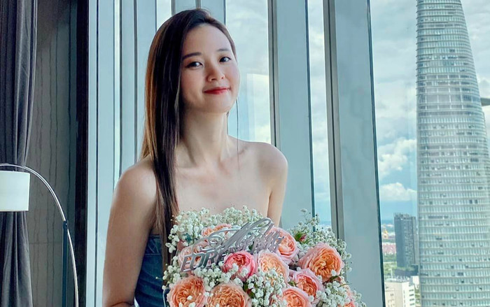 Midu khéo khoe bờ vai trần quyến rũ bên hội 'chị em bạn dì' khi bước sang tuổi mới Ảnh 2