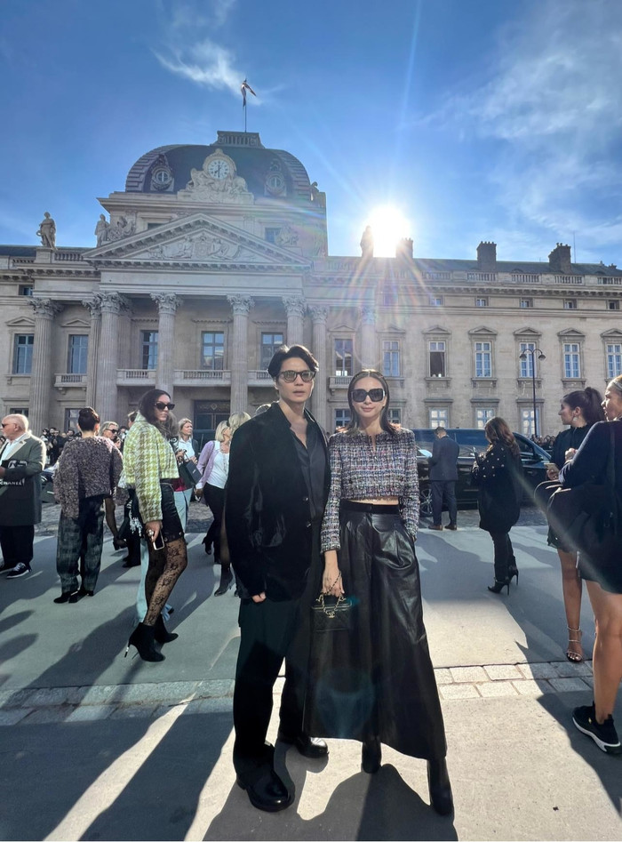 Nàng 'đả nữ' cùng chồng đến dự buổi trình diễn Xuân - Hè 2023 của nhà mốt Chanel. Ngô Thanh Vân lựa chọn áo vải tweed, kết hợp quần ống rộng bằng da cao cấp và túi hộp đặc trưng của Chanel.