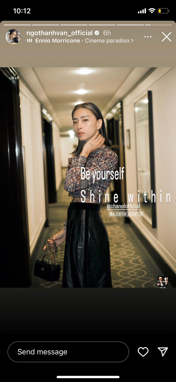 Dù xuất hiện ở buổi diễn lớn của Chanel, ngồi ở hàng ghế đầu, nhưng Ngô Thanh Vân rất ít đăng hình ảnh, cô chỉ đăng vào mục tin của Instagram. Dù hình ảnh chất lượng thấp, nhưng thần thái của Ngô Thanh Vân và Huy Trần tại Paris Fashion Week được fan ví là 'đẹp full HD'.