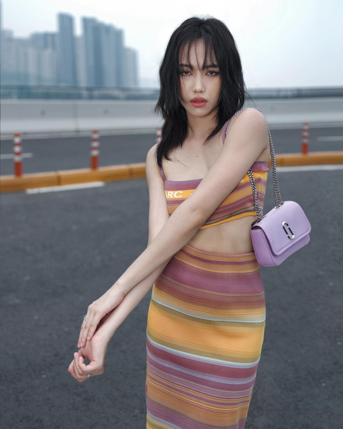 Pose dáng và thần thái không khác gì fashionista.