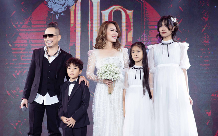 Jimmii Nguyễn xúc động khi lần đầu mặc áo cưới cùng người bạn đời sau 20 năm chung sống Ảnh 2