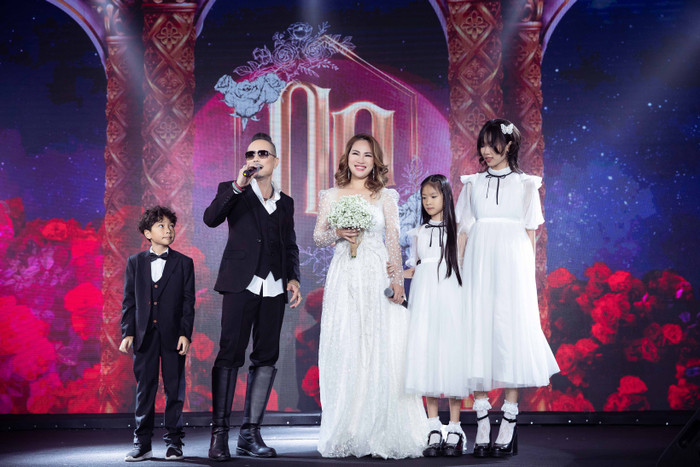 Gia đình Jimmii Nguyễn hiếm hoi cùng xuất hiện trên sân khấu