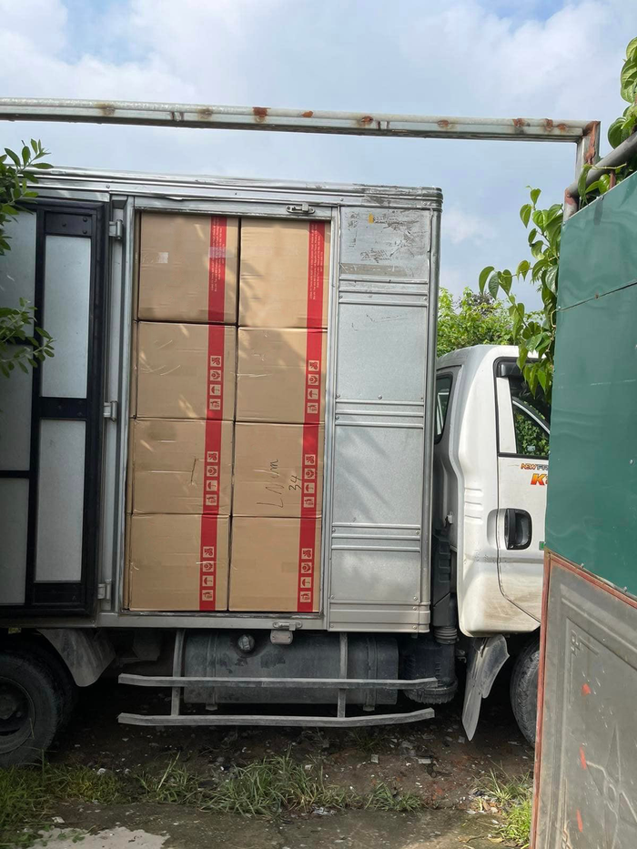 MC Đại Nghĩa cùng bạn bè tự tay chuẩn bị những suất quà gửi đến bà con