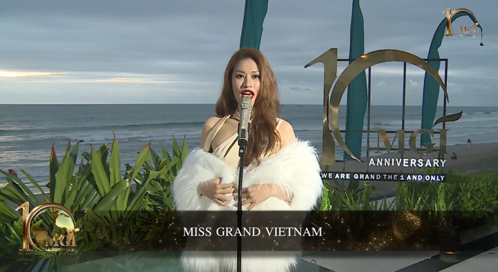 Thùy Tiên trao sash cho Thiên Ân với ánh mắt đầy tự hào: Hai nữ hoàng son đỏ thiêu đốt Miss Grand Ảnh 1