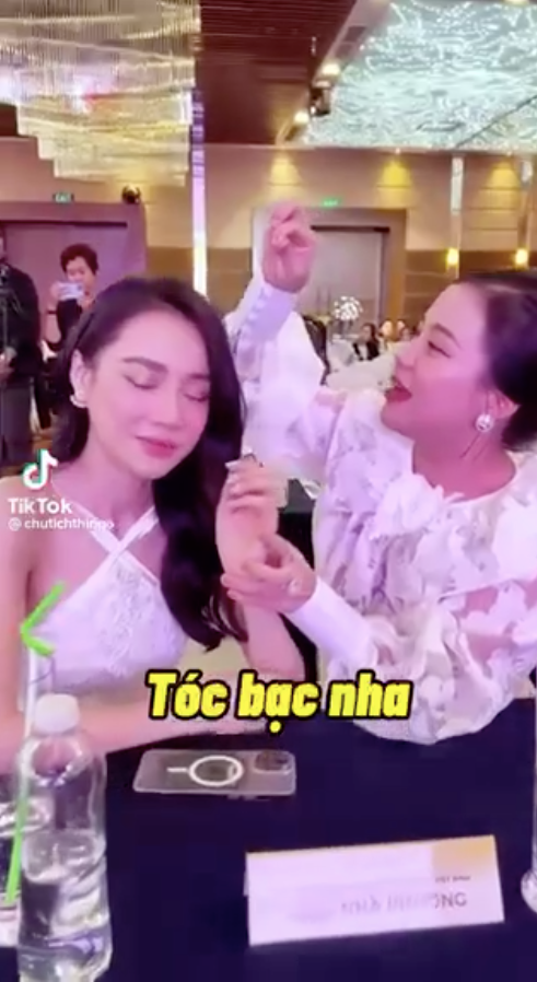 Mỹ nhân Việt phát hiện tóc bạc: Nhã Phương tiết lộ lý do khóc đỡ, Mai Phương Thúy bình thản khoe với fan Ảnh 1