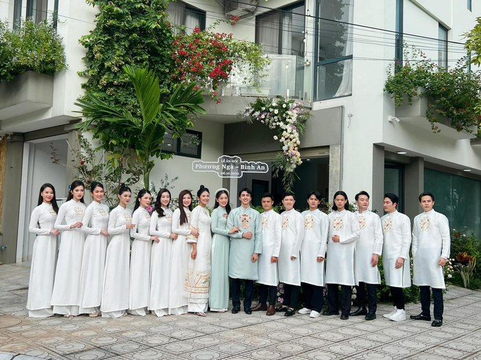 Các mỹ nhân diện trên người chiếc áo dài trắng nhã nhặn, thanh tao tôn lên vẻ đẹp của người phụ nữ Việt nhân ngày vui của Á hậu Phương Nga.