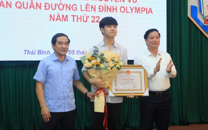 Tỉnh Thái Bình khen thưởng nhà vô địch Đường lên đỉnh Olympia 2022 Ảnh 2