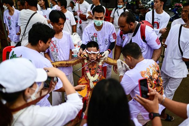 Những hình ảnh 'rùng mình' về lễ hội ăn chay đang diễn ra ở Thái Lan Ảnh 5