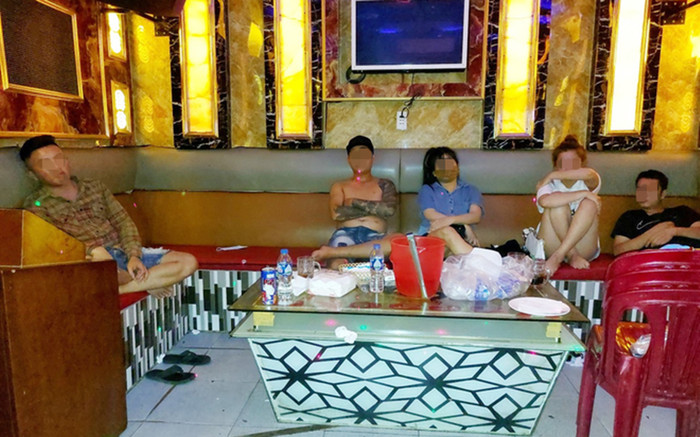 Phát hiện 11 nam nữ tụ tập 'thác loạn' trong quán karaoke ở Long An Ảnh 2