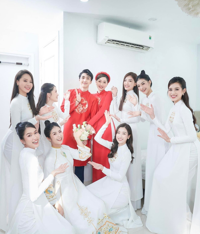 Ngoài 2 nhân vật chính, đang bê tráp trong lễ ăn hỏi khiến dân tình phải trầm trồ với sự xuất hiện của các gương mặt đình đám trong Vbiz.