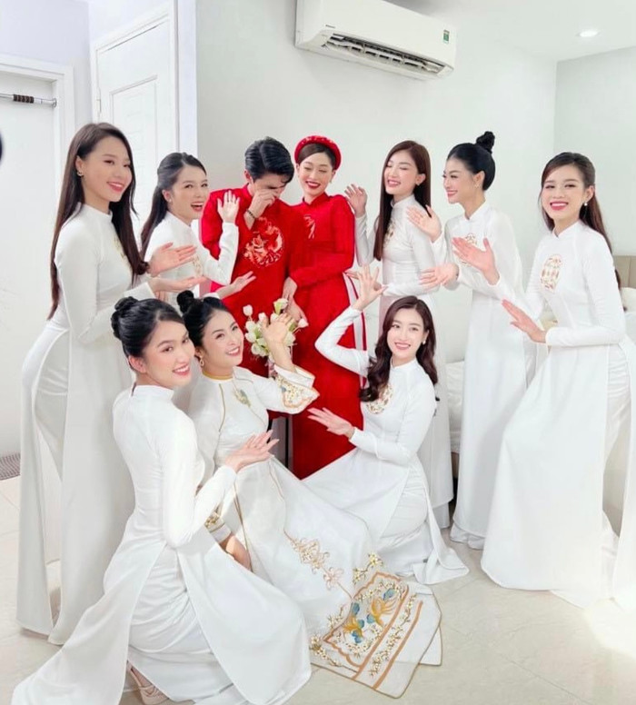 Trong lúc chụp hình kỉ niệm với mọi người, Bình An không giấu nổi hạnh phúc rơi nước mắt vì xúc động.