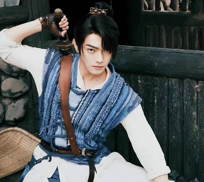 Hứa Khải trong bộ trang phục 'cái bang'. 