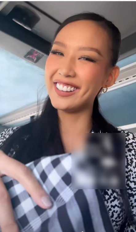 Á hậu Bảo Ngọc tặng khăn rằn cho bạn thi Miss Intercontinental và nhận được cái kết 'ngã ngửa' Ảnh 1