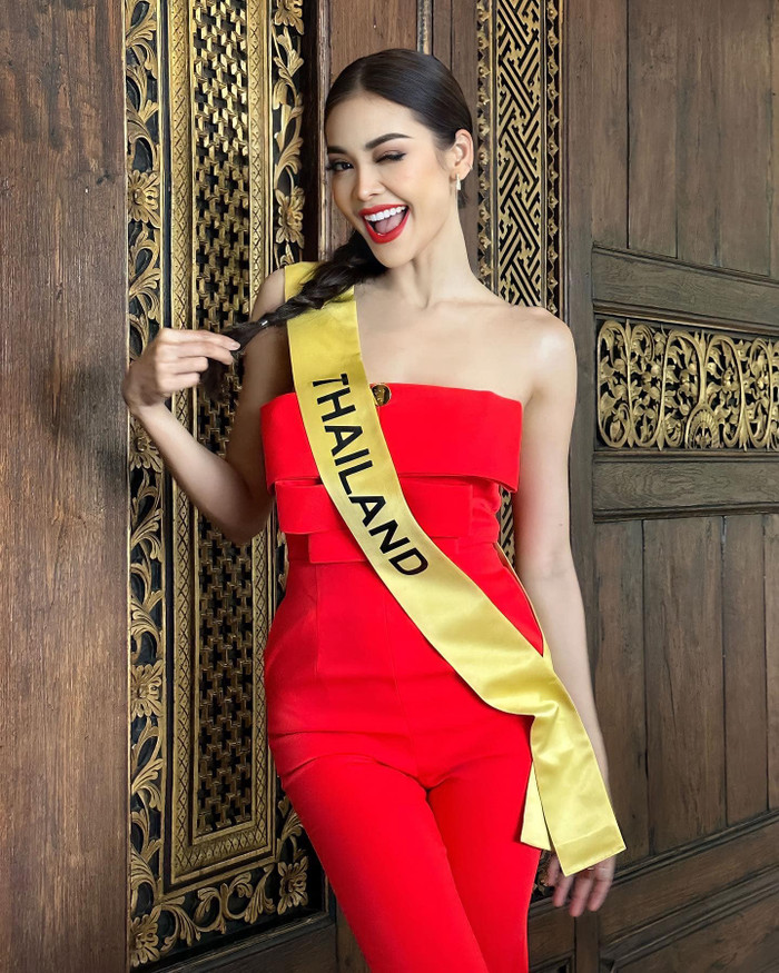 Engfa xuất hiện với nụ cười tươi rói, tạo cảm giác gần gũi xen lẫn chút tinh nghịch.