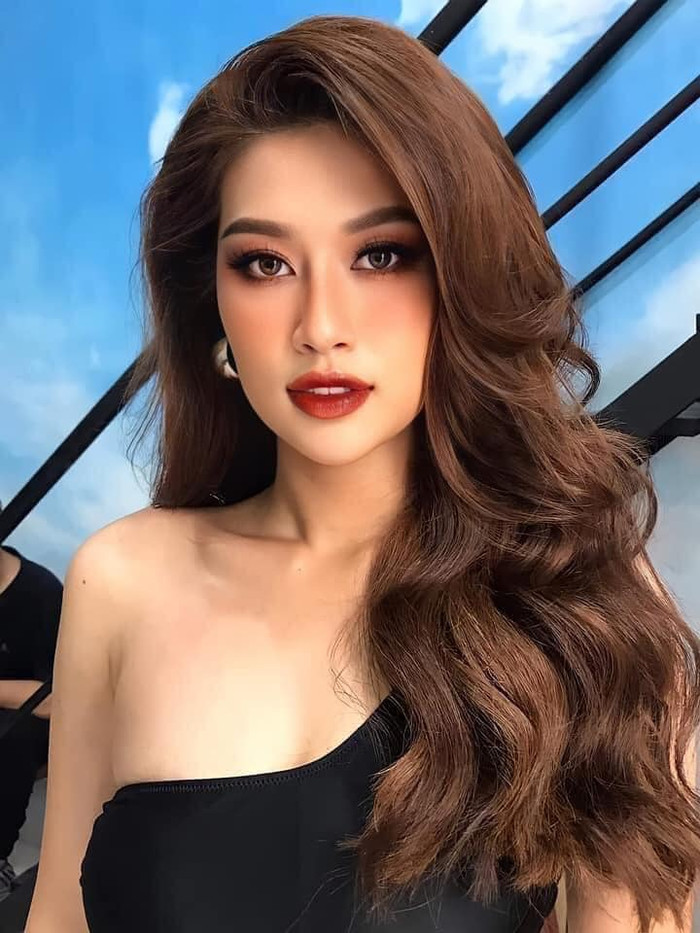 Thiên Ân lại sở hữu nhan sắc quyến rũ và trở nên nổi bật hơn nhờ son đỏ.