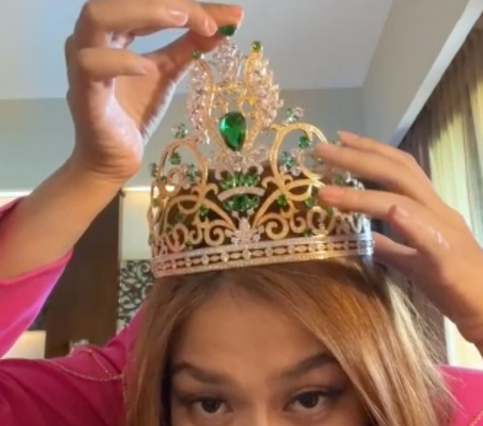 Cô nàng luống cuống cố gắng sửa chữa chiếc vương miện sau sự cố. 