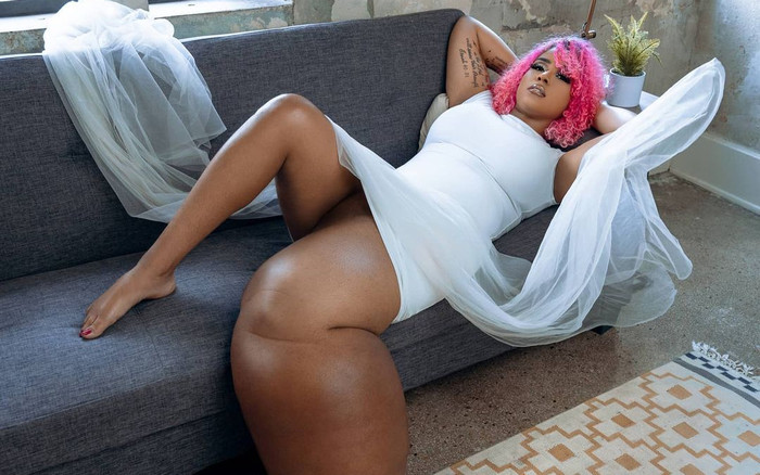 Cô gái sở hữu chân trái nặng 45 kg trở thành người mẫu Ảnh 2