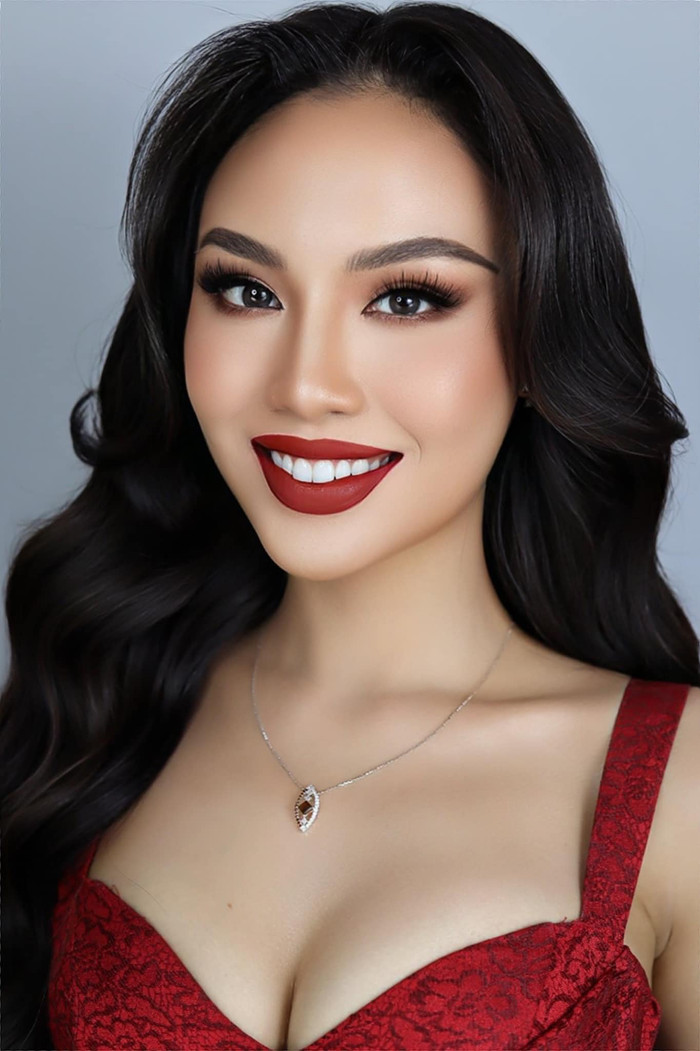 Thủy Tiên không làm khán giả thất vọng mỗi khi xuất hiện với layout trang điểm với son môi đỏ.