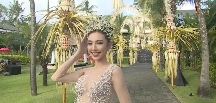 Thuỳ Tiên không đội vương miện phiên bản cũ trước đây cô từng dành chiến thắng vào năm 2021, mà được thay đổi hoàn toàn với một hình dáng mới cao, nhiều đá và nhìn quyền lực hơn. 