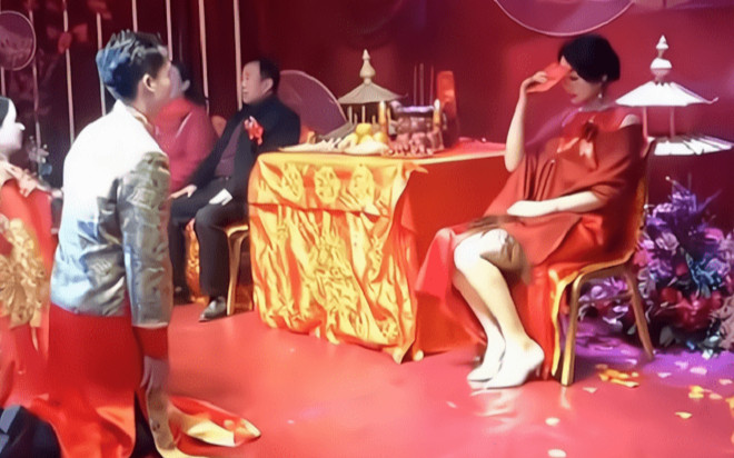 Dự đám cưới của con chồng, mẹ kế 'tái mặt' khi thấy chú rể Ảnh 2