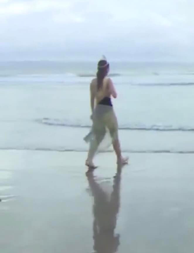 Tuy nhiên, khi xuống biển, bộ đầm của cô lại hợp lý hơn bao giờ hết. 