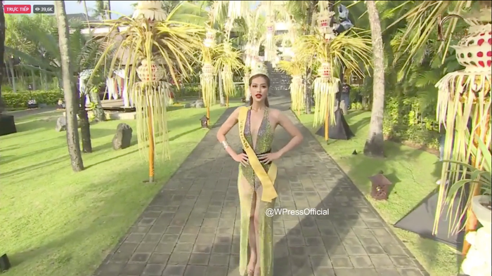 Thiên Ân diện bộ đầm lưới được nhận xét không sang chảnh, lộng lẫy thí sinh bằng nước bạn.