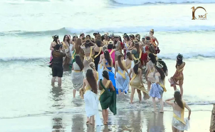 Khoảnh khắc xúng xính váy đầm cồng kềnh của đại diện các nước.