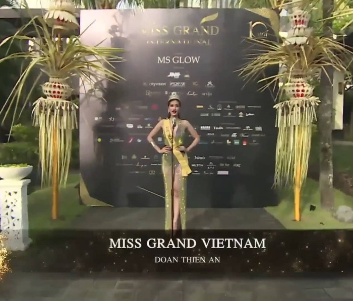 Theo đó, Hoa hậu Hòa bình của các nước đội vương miện và có màn hô tên đầy tự hào. 