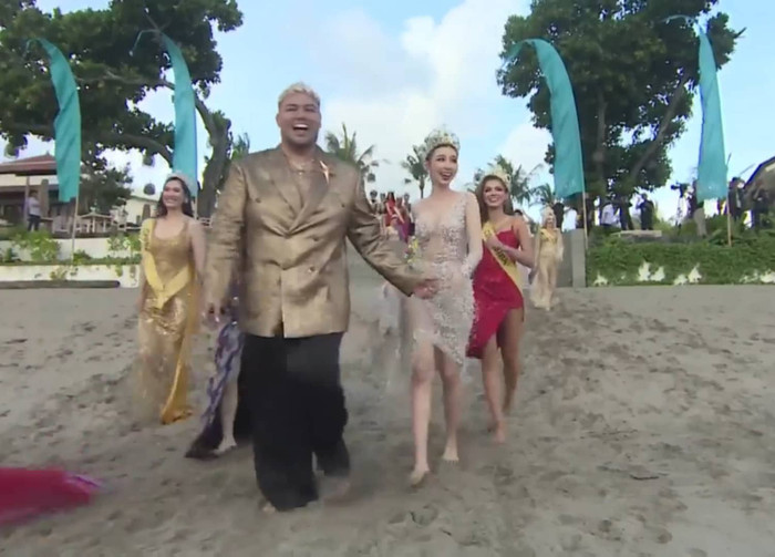 Biểu cảm ngơ ngác được thể hiện rõ trên gương mặt của Miss Grand International Nguyễn Thúc Thùy Tiên.