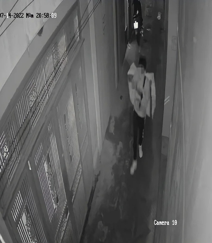 Hình ảnh T. vác theo một bao tải lớn với nhiều điều bất thường được chị gái Hải Như chia sẻ.