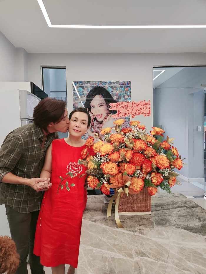 Việt Hương đăng tải khoảnh khắc hạnh phúc bên ông xã trong ngày sinh nhật. 