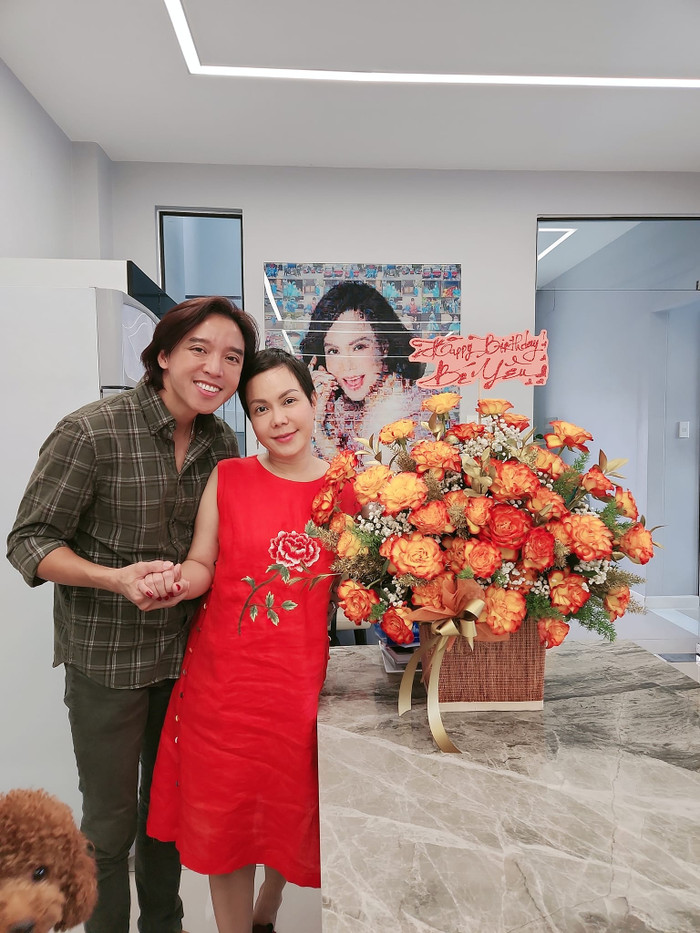 Việt Hương xúc động trước tình cảm mà khán giả và con gái nhỏ dành cho cô.