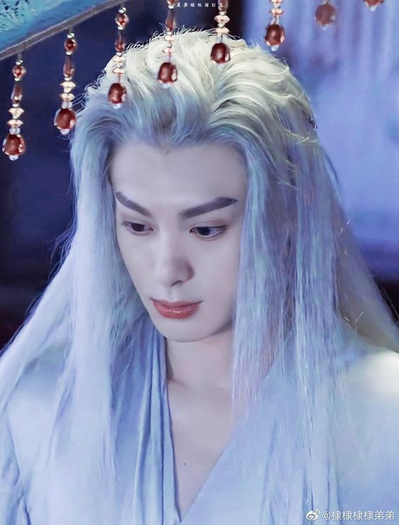 và sau khi photoshop của Vương Hạc Đệ. 