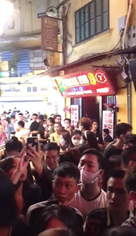 Khán giả xếp hàng chật kín đường phố khi MONO biểu diễn.