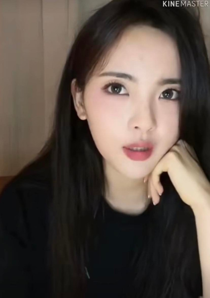 Dương Siêu Việt tâm sự trên livestream về việc mẹ của mình hâm mộ Triệu Lệ Dĩnh. 