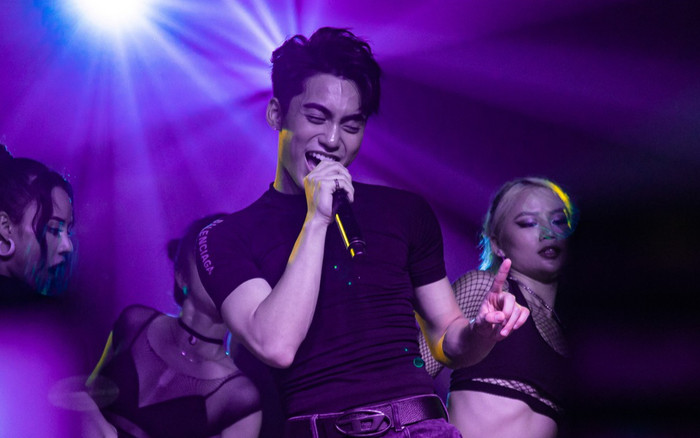 MONO bị khán giả 'chê mạnh' khi liên tục diện áo hở bụng đi hát Ảnh 2